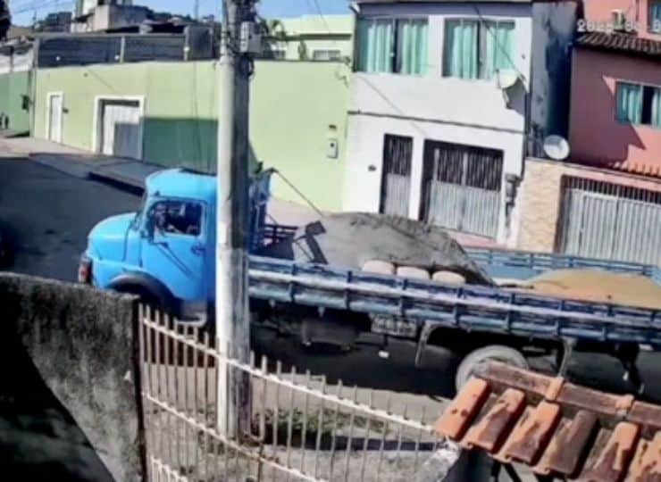 Buraco se abre e caminhão afunda no asfalto em Vila Velha