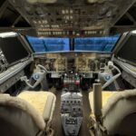 A cabine do avião foi preservada e se tornou um espaço instagramável na suíte de luxo da Pousada Aero Sofiste, no Caparaó