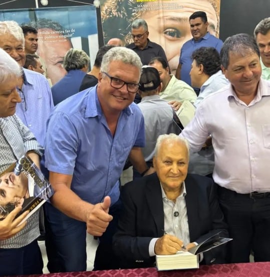 Prefeito Camarão, de Muqui, ao lado de Theodorico Ferraço. Foto: reprodução Instagram
