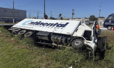 Caminhão com 2 toneladas de carga tomba na Darly Santos