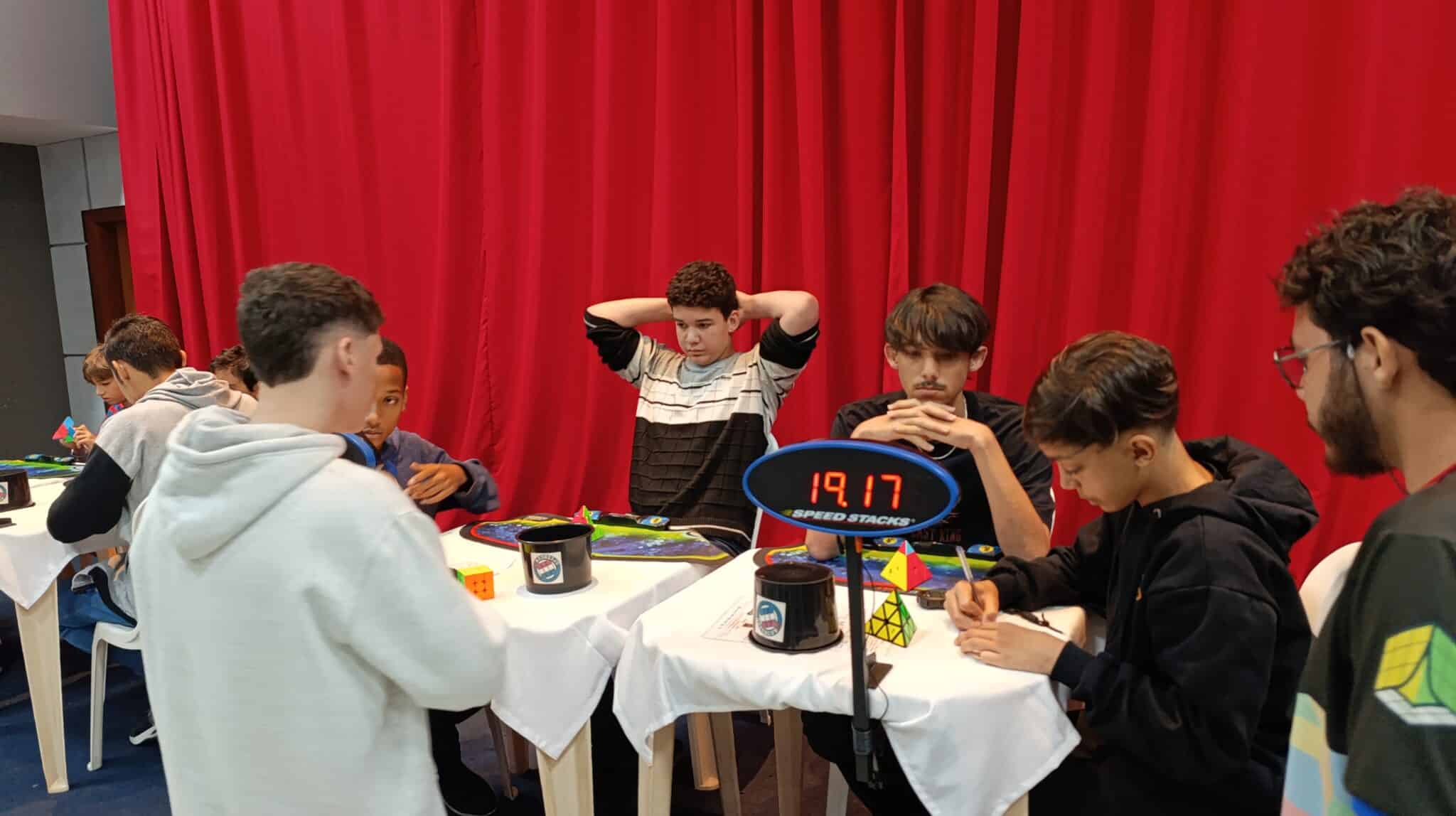 Capixaba Challenge 2025 reúne apaixonados por cubo mágico em competição oficial reconhecida pela WCA no Shopping Mestre Álvaro. Foto: Divulgação/ Shopping Mestre Álvaro