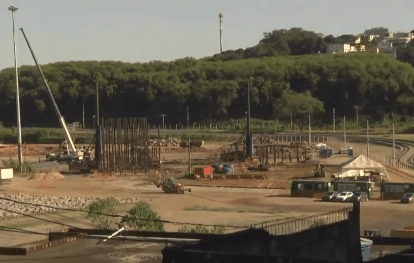 Construção dos tanques de combustível avança a poucos metros de casas e da escola UMEF Macionilia Maurício Bueno, em Vila Velha