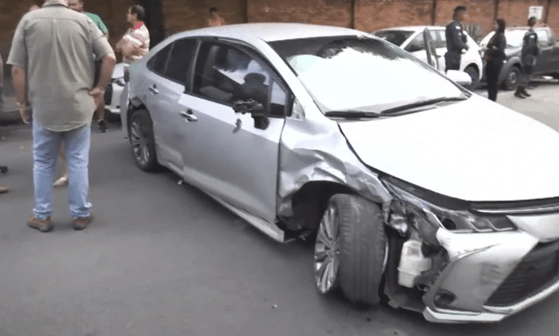 Criminoso colidiu com veículos estacionados e roubou outro carro para fugir em Valparaíso, na Serra