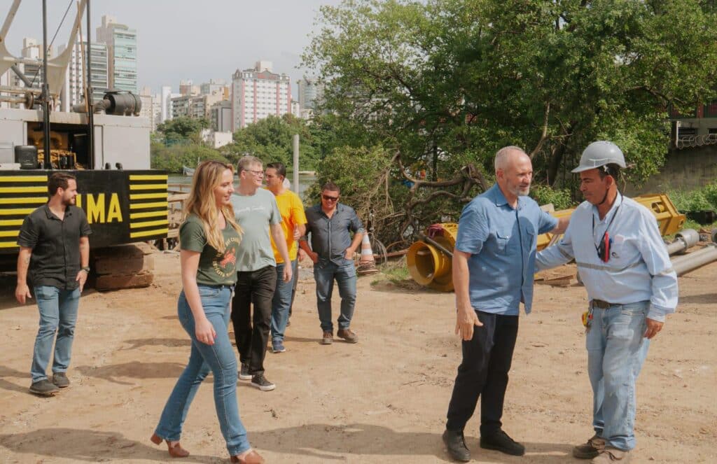 Paulo Hartung e Cris Samorini em corpo a corpo com moradores de Vitória