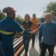 Paulo Hartung e Cris Samorini em corpo a corpo com moradores de Vitória