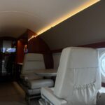 Espaço para refeições na suíte de luxo do avião da Pousada Aero Sofiste, em Divino de São Lourenço.