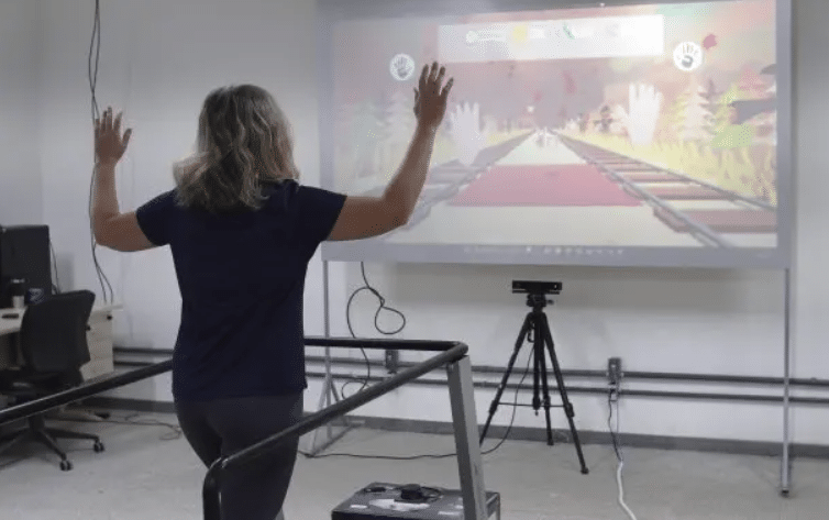 Esteira inteligente da Ufes, que combina caminhada e jogos interativos para estimular o exercício físico em idosos