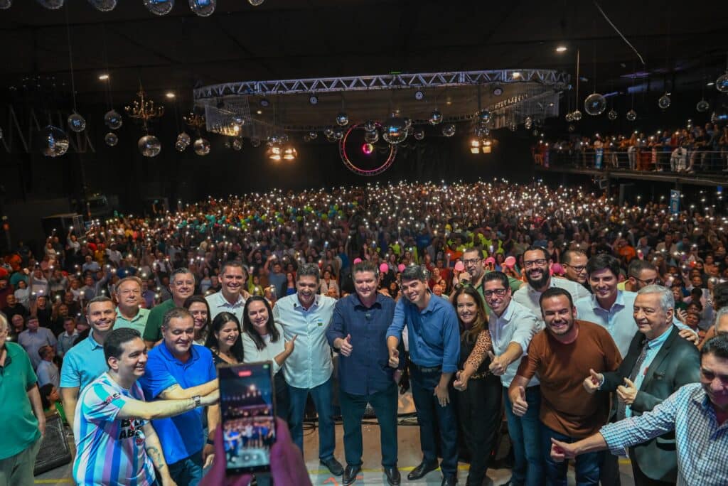 Ricardo Ferraço (no centro, de branco) e apoiadores no palanque do evento em Cariacica. Foto: Divulgação