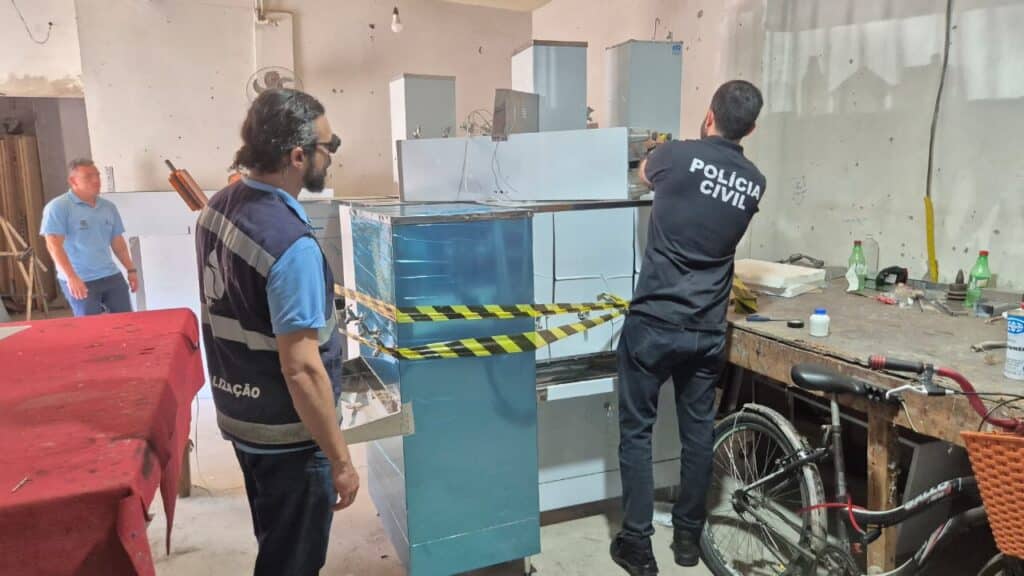 Fábrica clandestina de bebedouros é interditada em Vila Velha