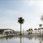 Imagem do projeto mostra como ficará a nova área de lazer da Lagoa do Baú, com deck, calçadão e paisagismo ao redor da margem