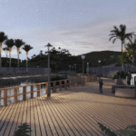 Imagem do projeto mostra como ficará a nova área de lazer da Lagoa do Baú, com deck, calçadão e paisagismo ao redor da margem
