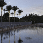 Imagem do projeto mostra como ficará a nova área de lazer da Lagoa do Baú, com deck, calçadão e paisagismo ao redor da margem