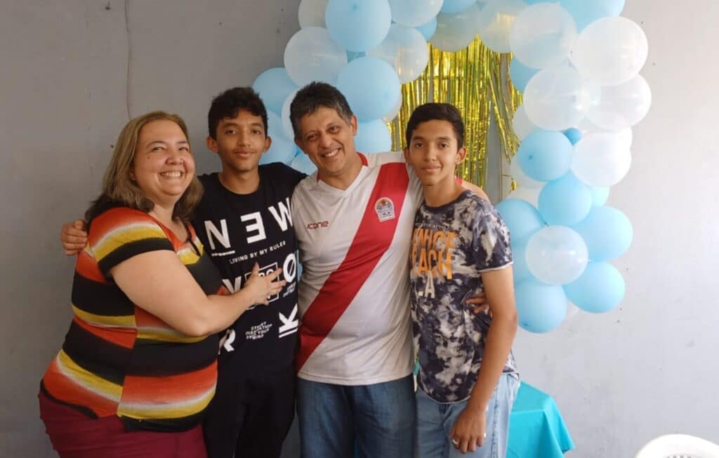 Imiry Del Valle Lemus Marín ao lado do marido e dos filhos, que deixaram a Venezuela em busca de segurança e novas oportunidades no Espírito Santo