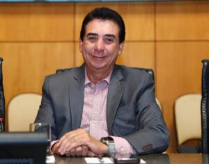 Júnior Abreu é administrador. É secretário-chefe da Casa Civil do Governo do ES