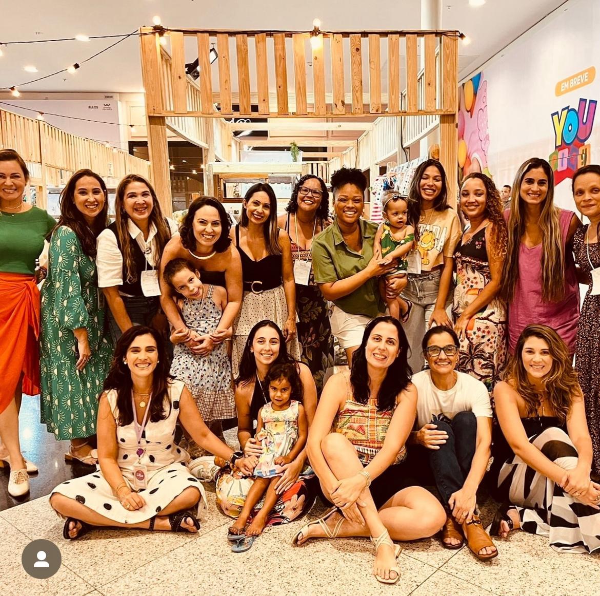 Famílias aproveitam a programação gratuita da Feira Divertida, que reúne cultura, lazer e mães empreendedoras em Santa Lúcia. Foto: Divulgação