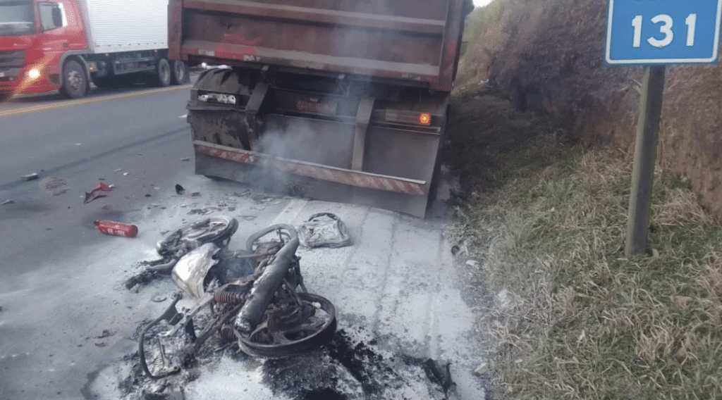Motocicleta ficou completamente destruída após bater na traseira da carreta e pegar fogo na BR-101, em Linhares