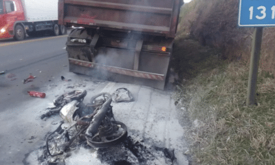 Motocicleta ficou completamente destruída após bater na traseira da carreta e pegar fogo na BR-101, em Linhares