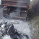 Motocicleta ficou completamente destruída após bater na traseira da carreta e pegar fogo na BR-101, em Linhares