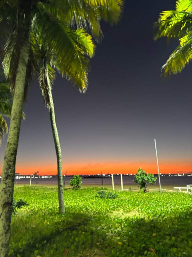 Nascer do Sol na orla de Camburi nesta sexta-feira