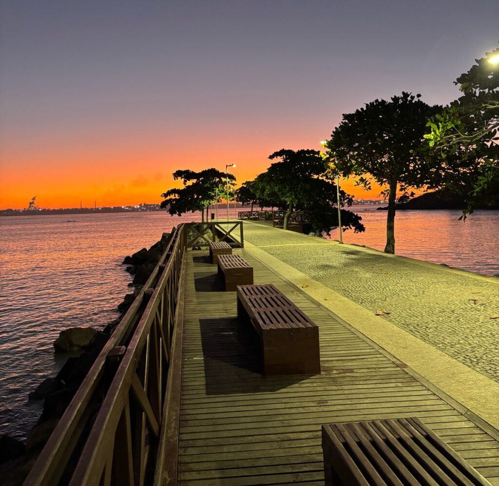 Nascer do Sol na orla de Camburi nesta sexta-feira, 27 de junho de 2025