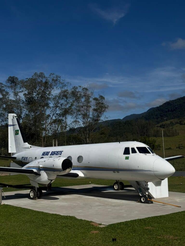 O avião que virou suíte de luxo em meio às montanhas do Caparaó