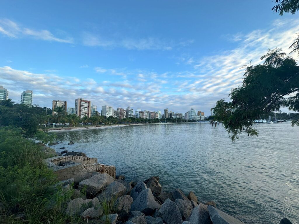 Vista de um dia de sol na orla de Vitória
