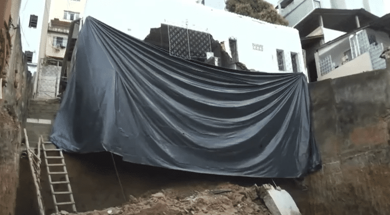 Parte de casa desaba no Centro de Colatina após obra sem licença