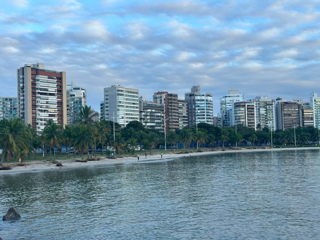 Dia nublado e prédios altos na Praia do Canto, em Vitória