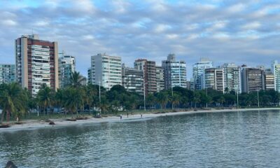 Dia nublado e prédios altos na Praia do Canto, em Vitória