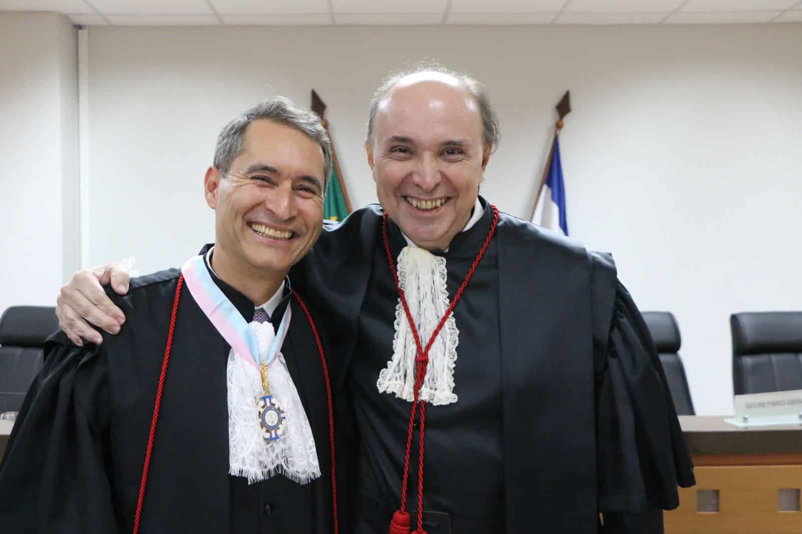 Desembargador Alexandre Puppim em sua posse no TJES, com o presidente da Corte, Samuel Meira Brasil Jr. Foto: TJES
