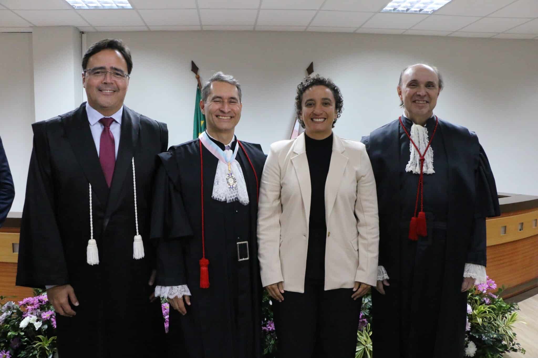 Desembargador Alexandre Puppim em sua posse no TJES, com o procurador-geral de Justiça, Francisco Berdeal, a presidente da OAB-ES, Erica Neves, e o presidente da Corte, Samuel Meira Brasil Jr. Foto: TJES