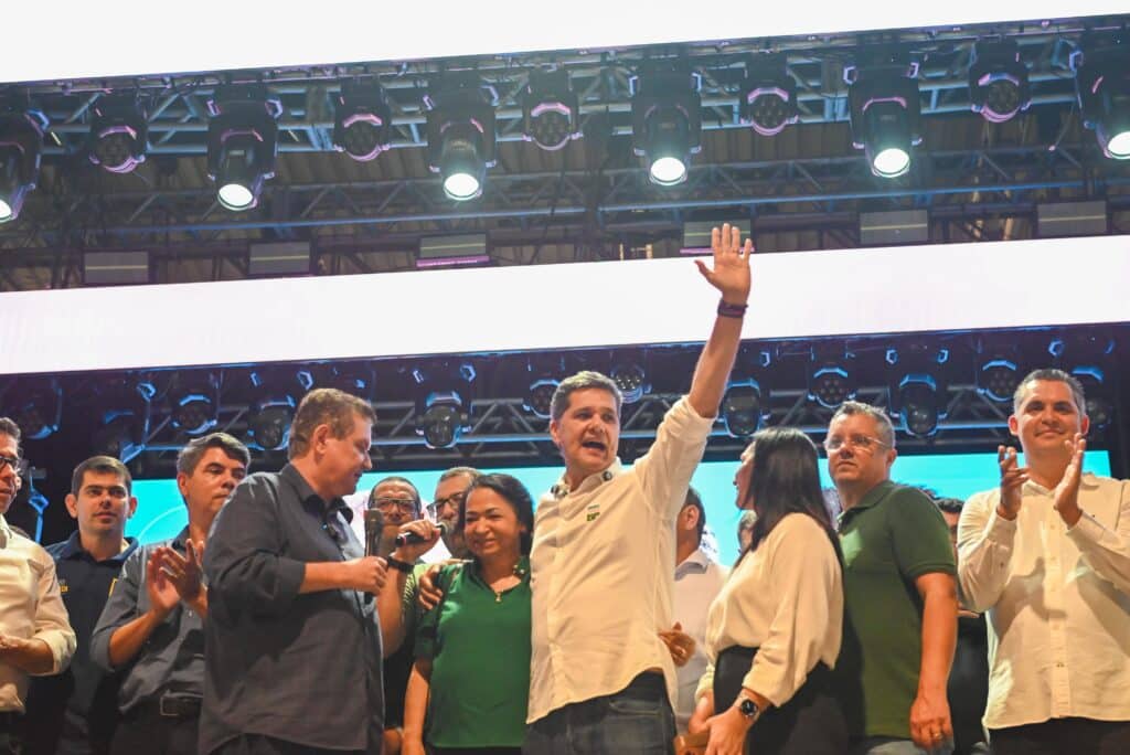 Ricardo Ferraço (no centro, de branco) e apoiadores no palanque do evento em Cariacica. Foto: Divulgação