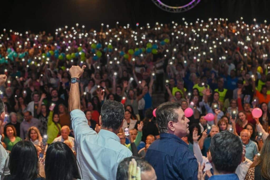 Ricardo Ferraço e Euclério Sampaio (no centro, de costas) no palanque do evento em Cariacica. Foto: Divulgação