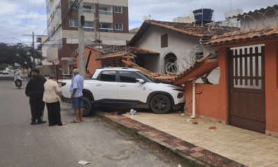 Secretária de Meio Ambiente dirigia veículo oficial quando perdeu o controle e atingiu residência na Praia do Morro