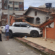 Secretária de Meio Ambiente dirigia veículo oficial quando perdeu o controle e atingiu residência na Praia do Morro
