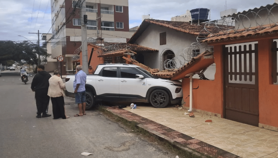 Secretária de Meio Ambiente dirigia veículo oficial quando perdeu o controle e atingiu residência na Praia do Morro