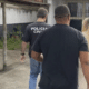 Suspeita é conduzida por policiais civis após ser flagrada com documento falso em frente a uma agência bancária em Marataízes