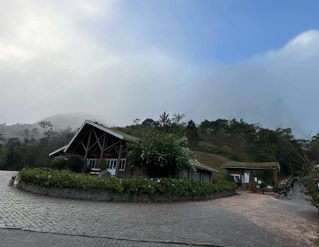 Tempo nublado em Pedra Azul