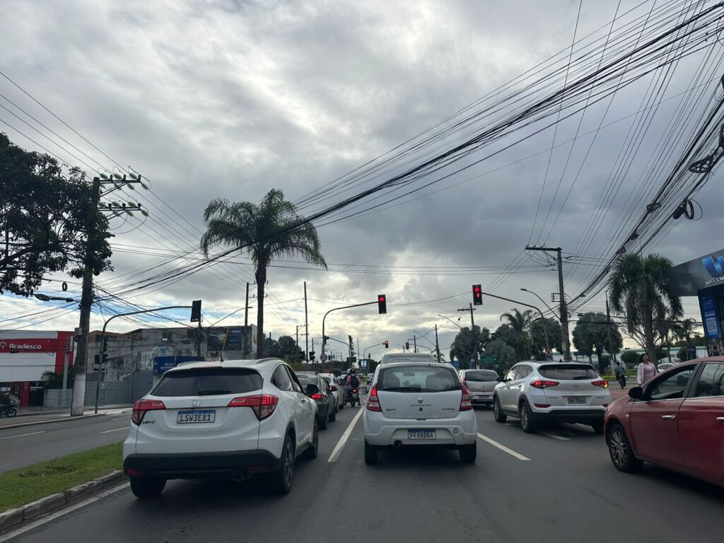 Tempo nublado na Fernando Ferrari, em Goiabeiras, Vitória