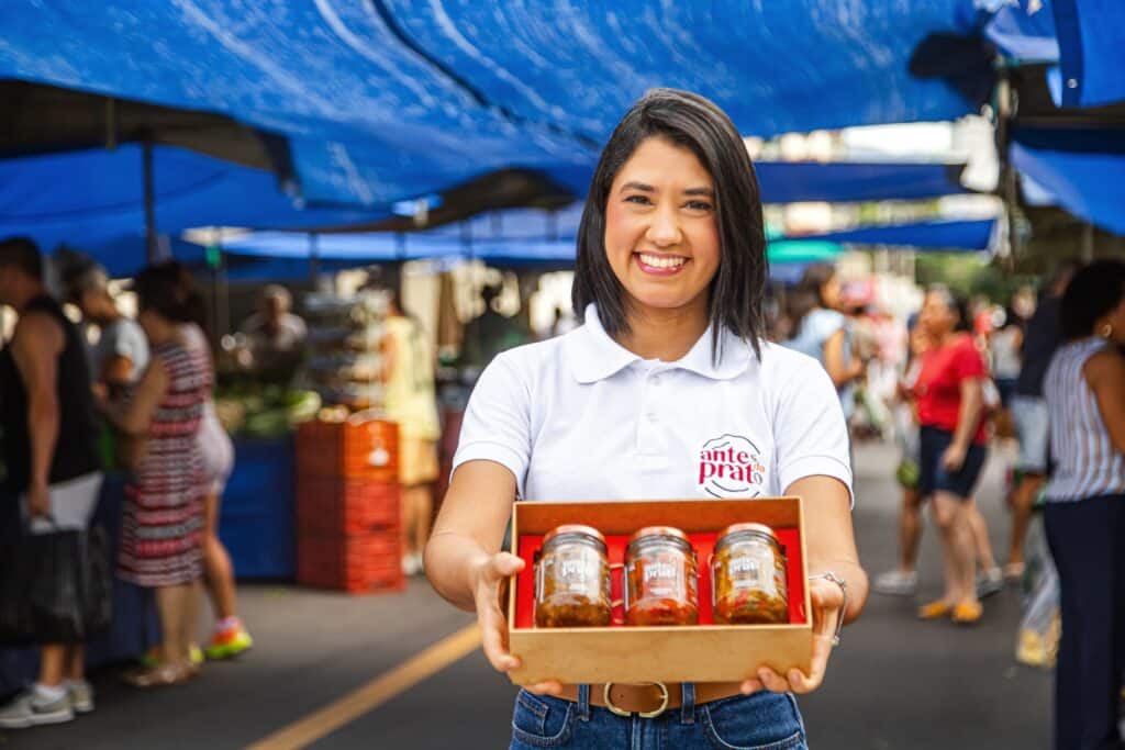 Thaise Lima apresenta seus antepastos artesanais na feira orgânica de Jardim Camburi