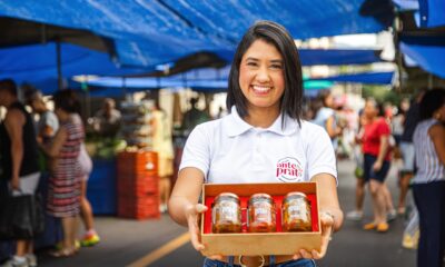 Thaise Lima apresenta seus antepastos artesanais na feira orgânica de Jardim Camburi