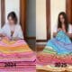 Vanessa Krohling Mayer fazendo a manta do tempo com as cores das temperaturas de Domingos Martins