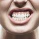 O bruxismo pode causar dor facial e desgaste nos dentes, mesmo sem que a pessoa perceba. Foto: Freepik