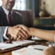 O contrato social registra quem são os sócios, o que a empresa faz, onde funciona, como funciona e quem decide o quê. Foto: Freepik