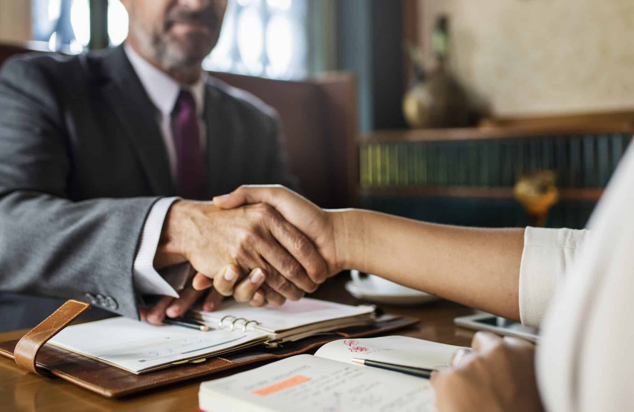 O contrato social registra quem são os sócios, o que a empresa faz, onde funciona, como funciona e quem decide o quê. Foto: Freepik