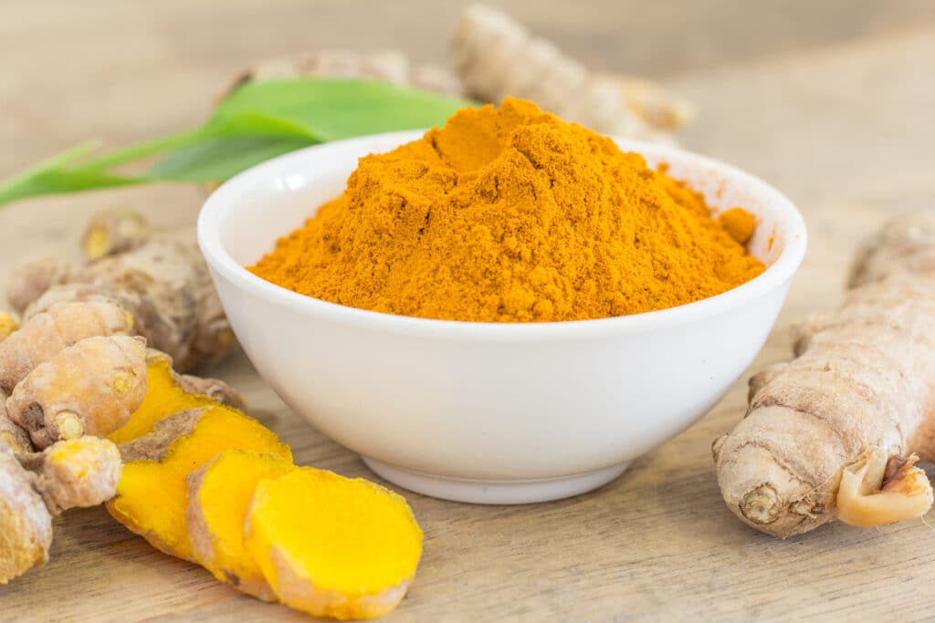 Açafrão contribui para a saúde do sistema digestivo, fortalecendo a barreira intestinal. Foto: Freepik