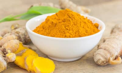 Açafrão contribui para a saúde do sistema digestivo, fortalecendo a barreira intestinal. Foto: Freepik