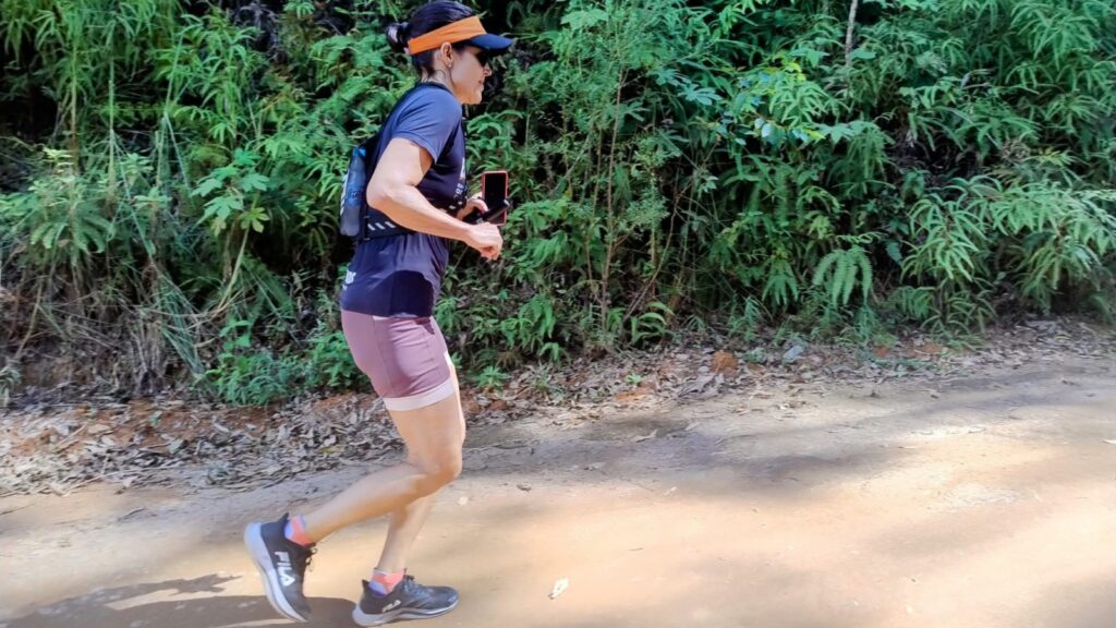 Alê Junqueira durante preparação para o desafio de 108 km no Caminhos da Sabedoria, em Ibiraçu, com foco na saúde das mulheres