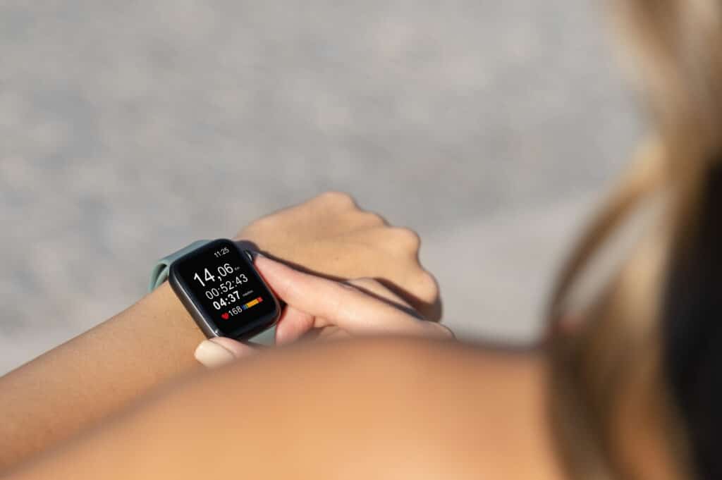 Apple Watch no braço de uma mulher