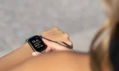 Apple Watch no braço de uma mulher